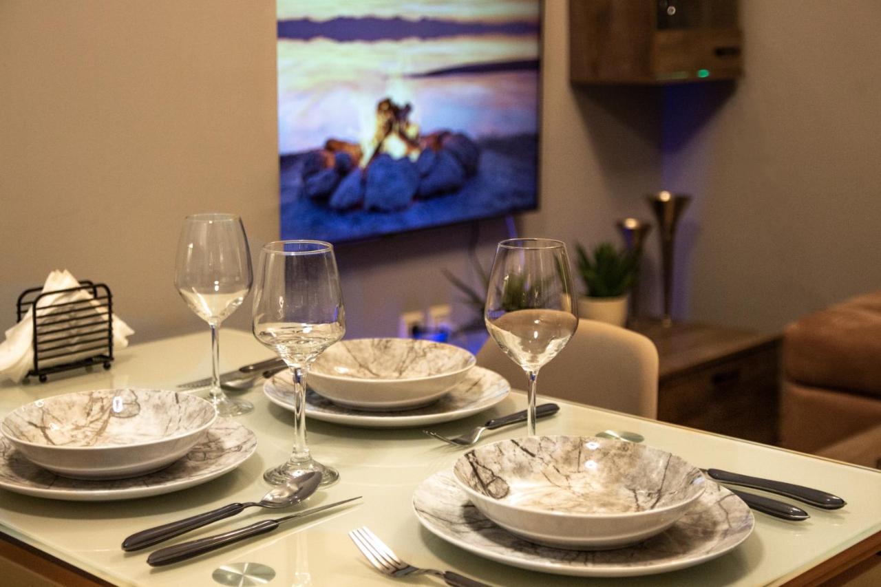 Luxury Suite 10' From The Center Athena Bagian luar foto