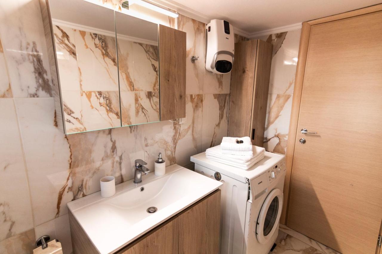 Luxury Suite 10' From The Center Athena Bagian luar foto