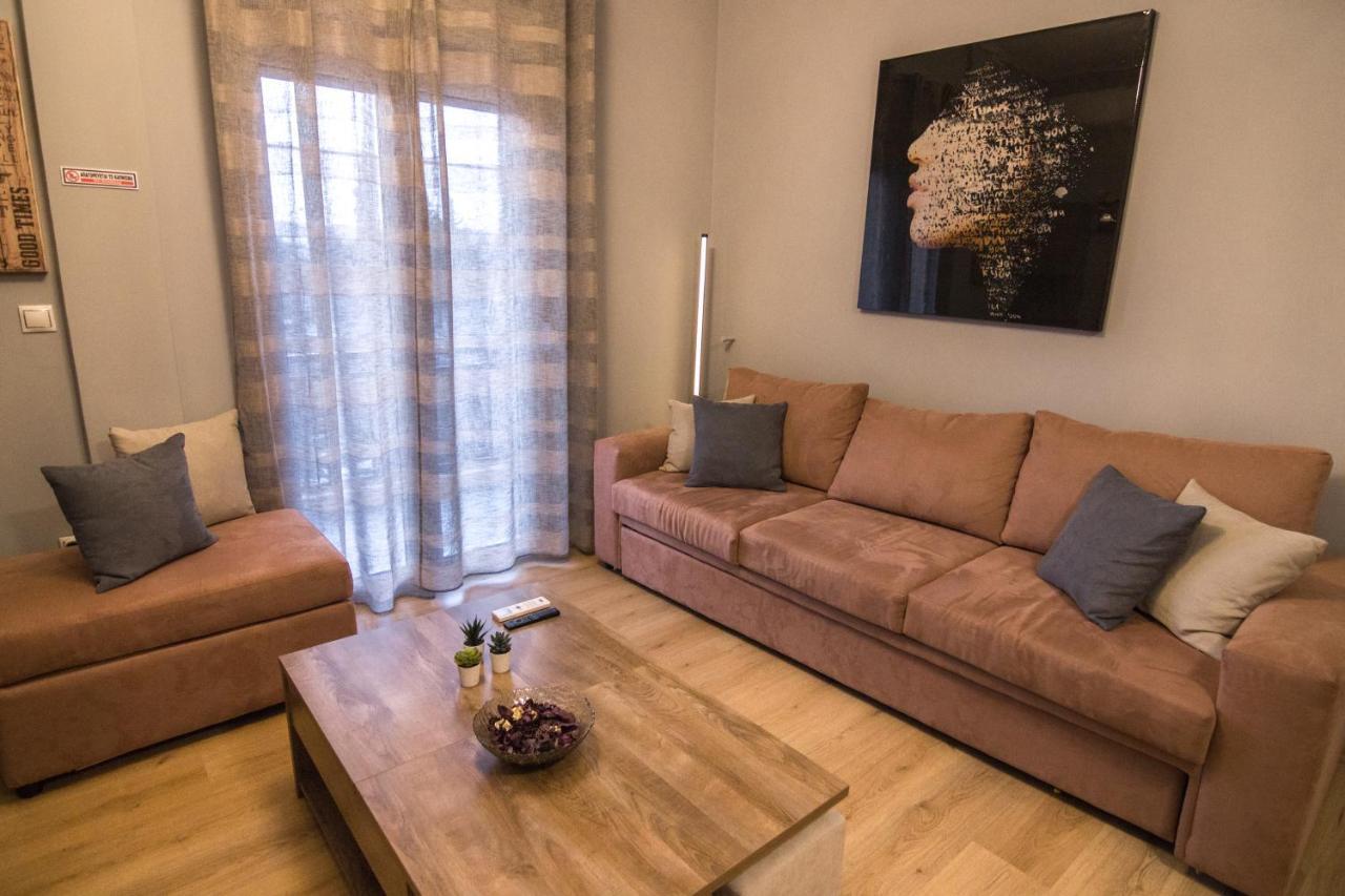 Luxury Suite 10' From The Center Athena Bagian luar foto