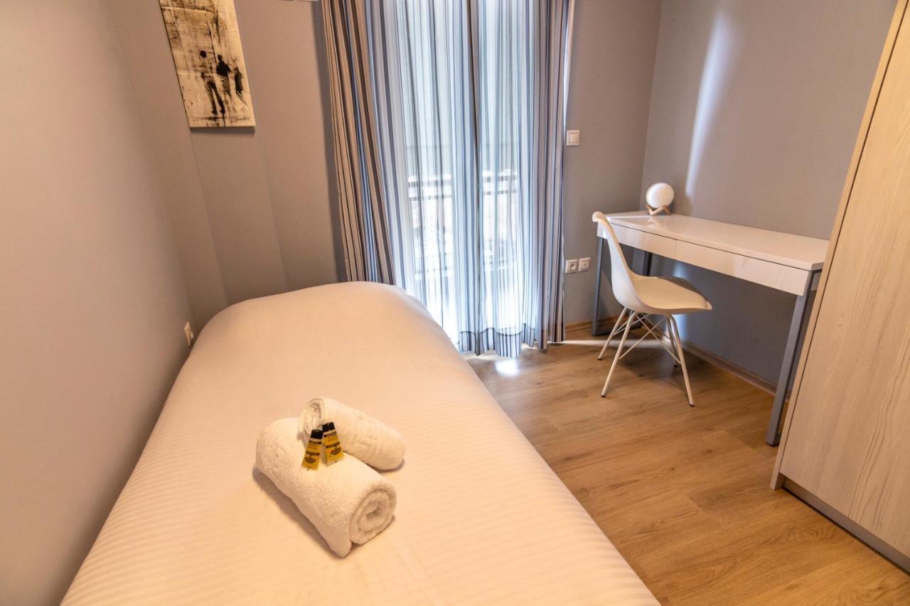 Luxury Suite 10' From The Center Athena Bagian luar foto
