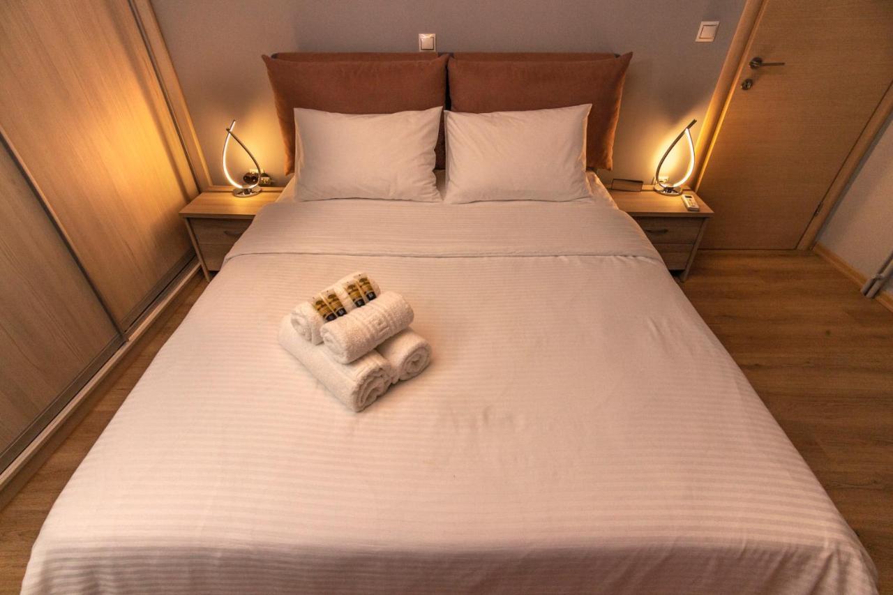 Luxury Suite 10' From The Center Athena Bagian luar foto