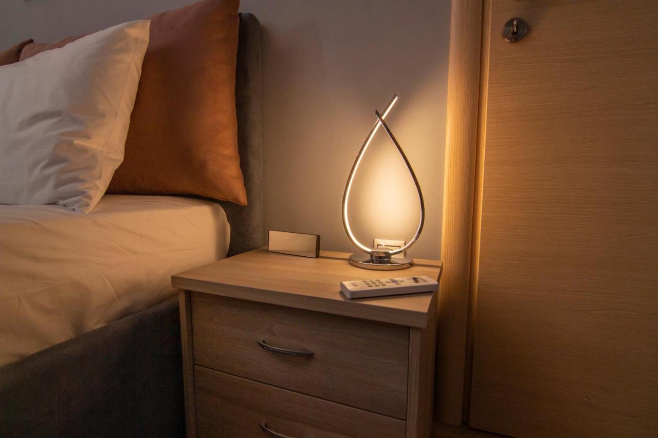 Luxury Suite 10' From The Center Athena Bagian luar foto